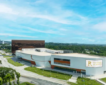 รอยซ์ โฮเทลแอนด์คาสิโน โรงแรมในมาบาลากัต