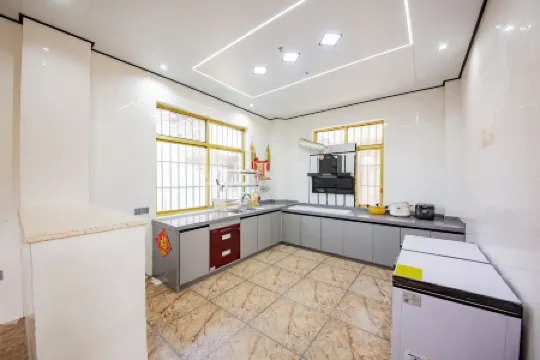 Chasing Light and Meeting Homestay