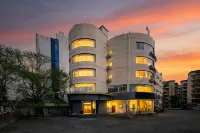 Home Inn UP Huayi Collection Hotel (Chengdu Longzhuayan Subway Station) Hotels in A red building/Pleasure City business district