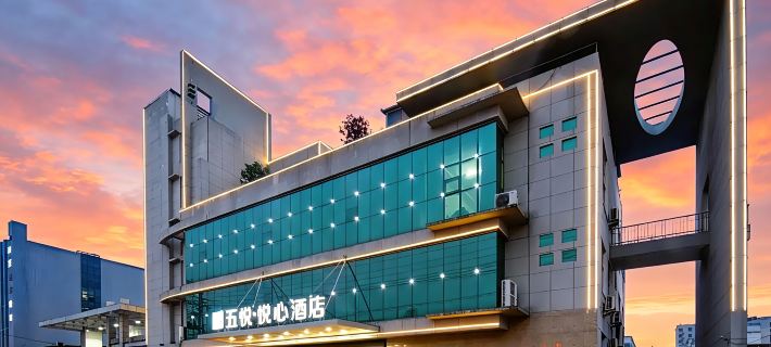 五悦悦心ホテル（コウ川県会展中心スポーツセンター） コウ川県のホテル