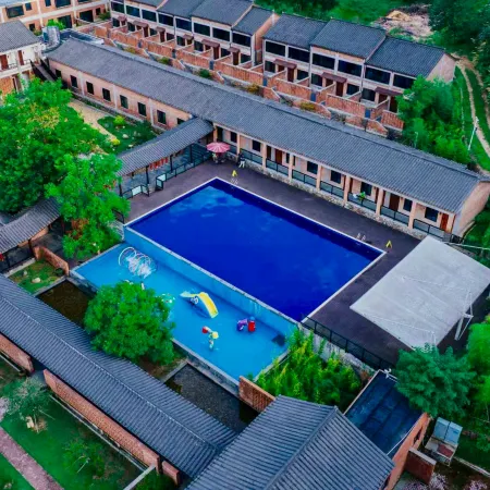 Chizhou Red Monograph Resort Hotel (Jiuhua Tianchi)