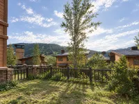 Xueyu Mountain Villa · Private Chalets · Single family townhouse hotel - parking