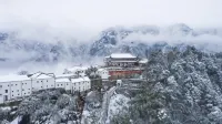 Jiuhua Mountain Shenguang Linju (Roushen Hall South Gate) - Bergblick