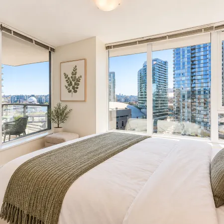 Spacious 2BR 2BA in Downtown Vancouver + Free Parking