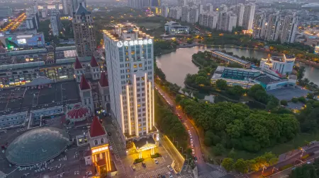 Shanghai Huaxi Meishi Hotel (Songjiang New Town Renmin North Road) Отели рядом с достопримечательностью «Shanghai University of Engineering Science (Longteng Road)»