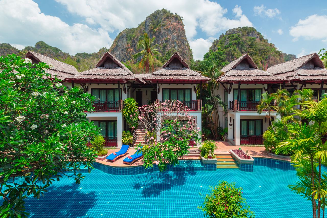 Внутренний бассейн в отеле Railay Village Resort & Spa Лучшие отели Рейли