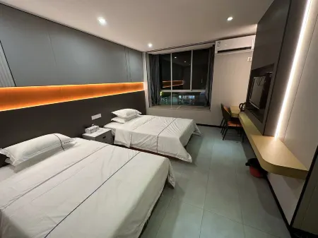 Yunfu Hongda Hotel Отели рядом с достопримечательностью «Panlong (Dragon) Cave»