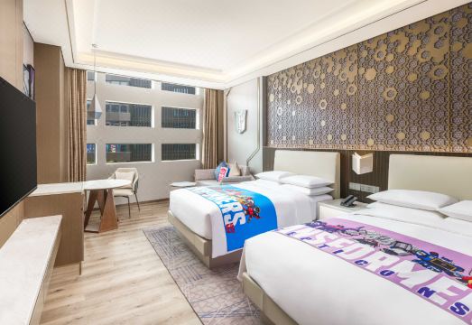 상하이 메리어트 호텔의 고급스러운 실내 수영장