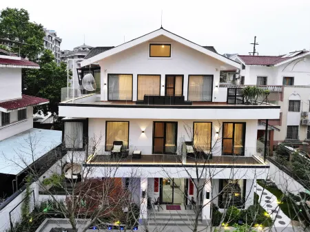 Original Dim Sum Villa Hotel (Guilin Liangjiang Sihu Elephant Trunk Hill) Отели рядом с достопримечательностью «Guilin University of Science and Technology»