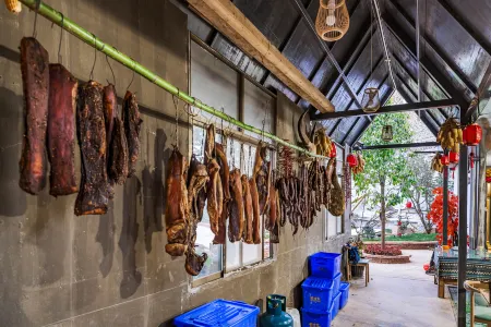 Hangcai Nationality Hotel (Kunming International Changshui Airport) Отели рядом с достопримечательностью «Yeya (Wild Duck) Lake Holiday Resort»