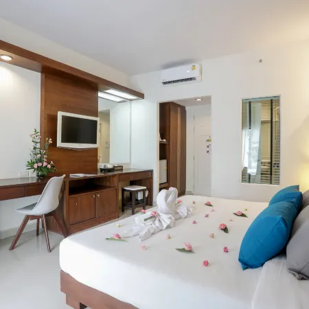 Tuana Hotels Brook Pool Access Отели рядом с достопримечательностью «Ват-Чалонг»
