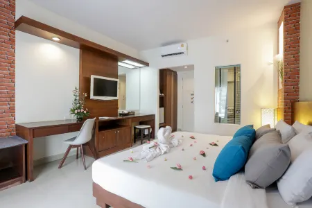 Tuana Hotels Brook Pool Access Отели рядом с достопримечательностью «Aussie Divers Phuket»