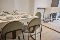 Elfleda Stay - Modern 5 Bedroom House with Parking - Bungalows