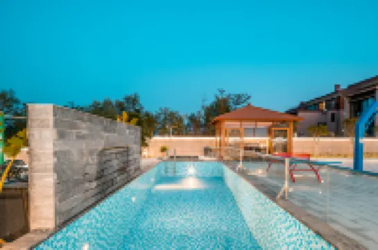 Fogangle Valley Phoenix Hot Spring Slide Pool Villa