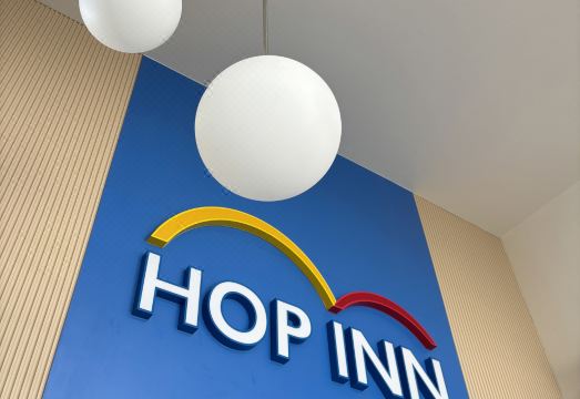 [Hop Inn Ayutthaya의 깔끔하게 정돈된 객실 내부]