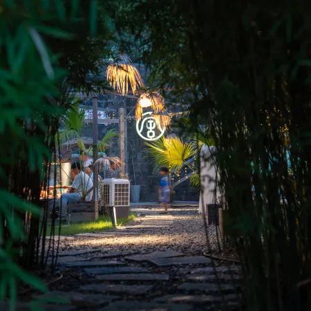 Hengdian Xiaoxishe Homestay (Hengdian Film and Television City Qinwang Palace Branch)