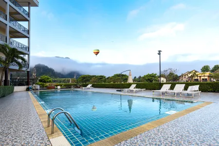 Lisha Riverside Hotel（The Grand Riverside Hotel） Отели рядом с достопримечательностью «Wat That»