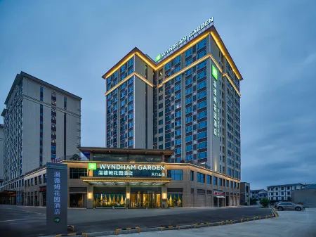 WYNDHAM GARDEN ZHANGJIAJIE TIANMEN MOUNTAIN Отели рядом со станцией Zhangjiajie West Station