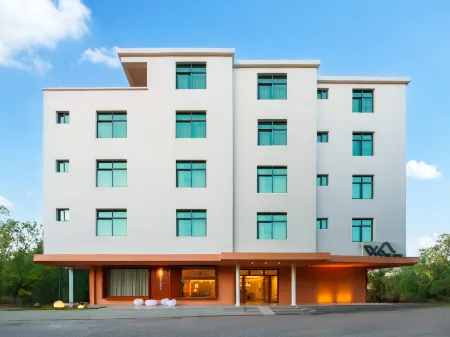 WB Raya Designer Hotel (Meilan International Airport T1T2 Terminal Branch) Отели рядом с достопримечательностью «Qiongtai Normal University (Guilinyang Campus)»