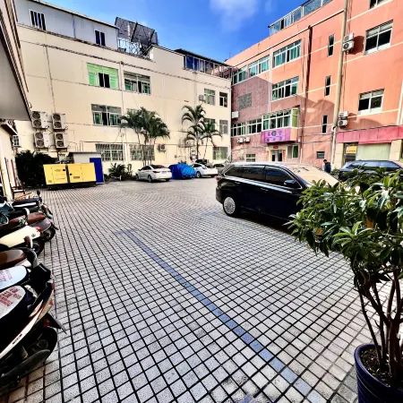 Dongbao Wenquan Grand Hotel (Ruili Caifu Plaza)