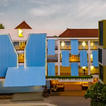 Kampi Hotel Legian - Bali   Отели рядом с достопримечательностью «Пляж Дабл-Сикс»