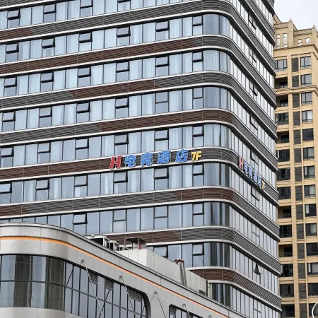 H E-sports Hotel