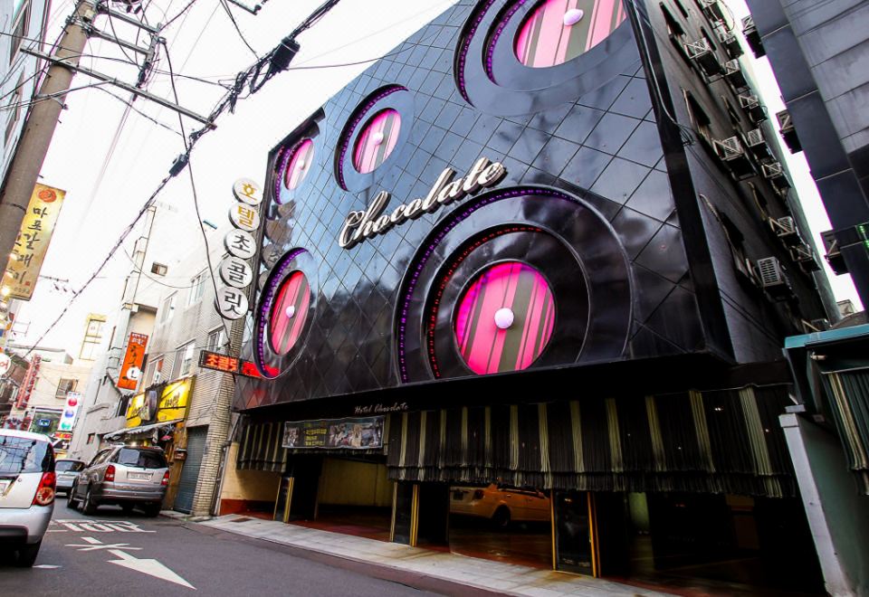 호텔 초콜릿의 깔끔한 로비 사진