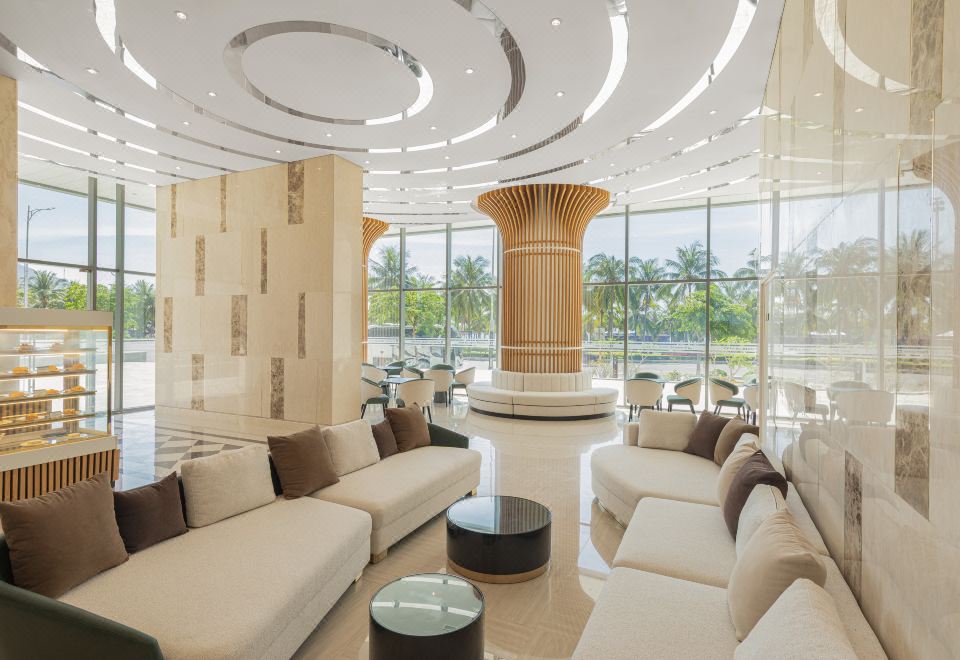 Wyndham Soleil Danang의 모던한 로비 인테리어