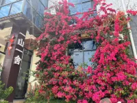 One hill and  one inn Hotels near Bailang Scenic Area