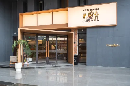 Captain No.5 Youth Hotel (Donghua University Yan'an West Road Subway Station) Отели рядом с достопримечательностью «Donghua University(Yanan Road Campus)»