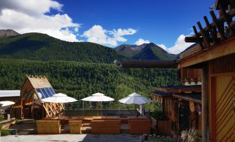 Four Girls Mountain Lanxi Wild Luxury Hotel (Changpinggou Scenic Area Branch)