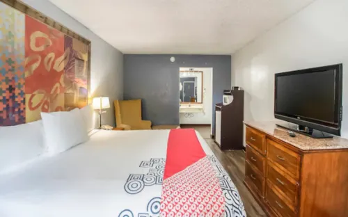 Hotel O Daylight Inn Elkhart I-90, IN - Parkplatz