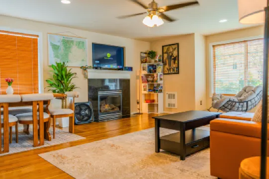 Luxury Modern Home Near Green Lake, Seattle فنادق في 