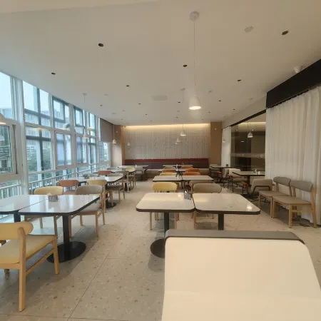 Homeinn Selected Hotel (Fuzhou Dongjiekou Shopping Center Chating Subway Station) Отели рядом с достопримечательностью «Фуцзянский Медицинский Университет (Тайцзянский Кампанский) - библиоте»