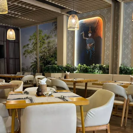 CLOVER HOTEL MONIVONG - BY EMMA