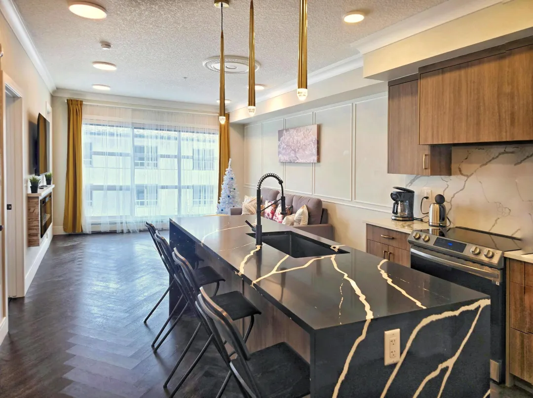Family Stylish 1br And Den Condo -Apartment W/city View, Dt, Balcony, Parking, Laundry! - Calgary