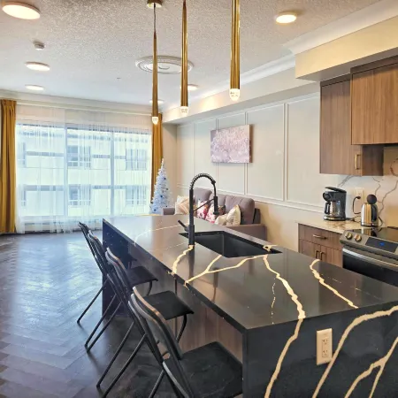 Family Stylish 1BR and Den Condo -Apartment w/City View, DT, Balcony, Parking, Laundry!