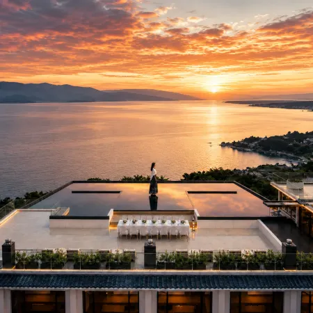 Fuxian Lake · Elephant Bookstore Mountain and Sea Hot Spring Resort (Moon Bay Wetland Park Branch)