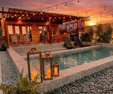 Sundown Farm Stay | Pinewood Villa with Pool - maisons de vacances