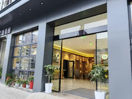 Helen Light House Hotel (Tianquan traditional Chinese medicine hospital store) Отели рядом с достопримечательностью «Red Army Long Memorial Hall»