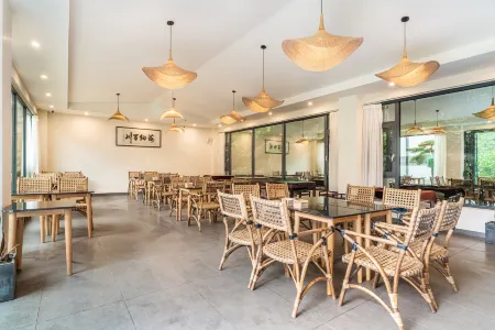 Pengzhou Baoshan Yihe Wangyou Hotel Отели рядом с достопримечательностью «Bailu Limestone Cave Wonder Peak»