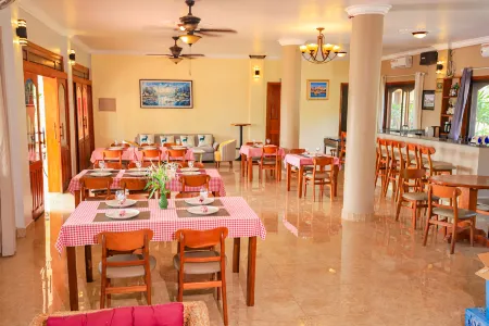 Riviera Hotel & Resort Kep Отели в г. Кеп