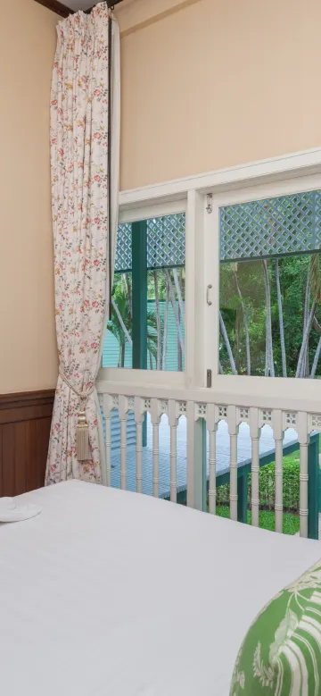 ห้องสวีทเตียงควีนไซส์ 1 ห้องนอน พร้อมวิวสวนหย่อม