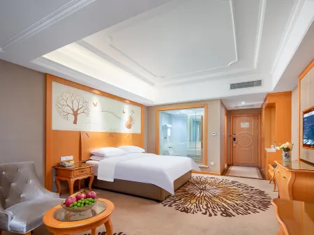 Vienna Hotel (Kunming Dianchi Dounan Flower Market Jingui Street Subway Station)