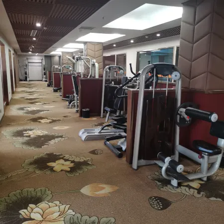 Huaxian Jinlong Business Hotel (Huayi High-speed Railway Station)
