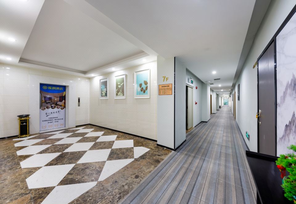 홍춘 비즈니스 호텔의 심플한 외부 전경 