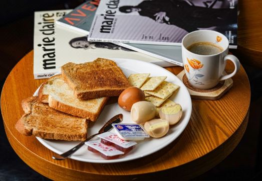 호텔 내부 로비 공간