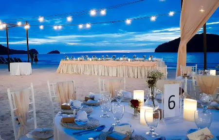 Holiday Villa Resort & Beachclub Langkawi Отели рядом с достопримечательностью «Paramotor Langkawi Gliders»