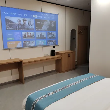 Jiangwan Cinema Homestay Hotel (Markam Rumei)