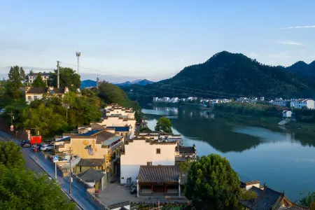 Floral Hotel·Taibai Residents' hotel (Shexian County) Отели рядом с достопримечательностью «Zheng's Ancestral House of She County»